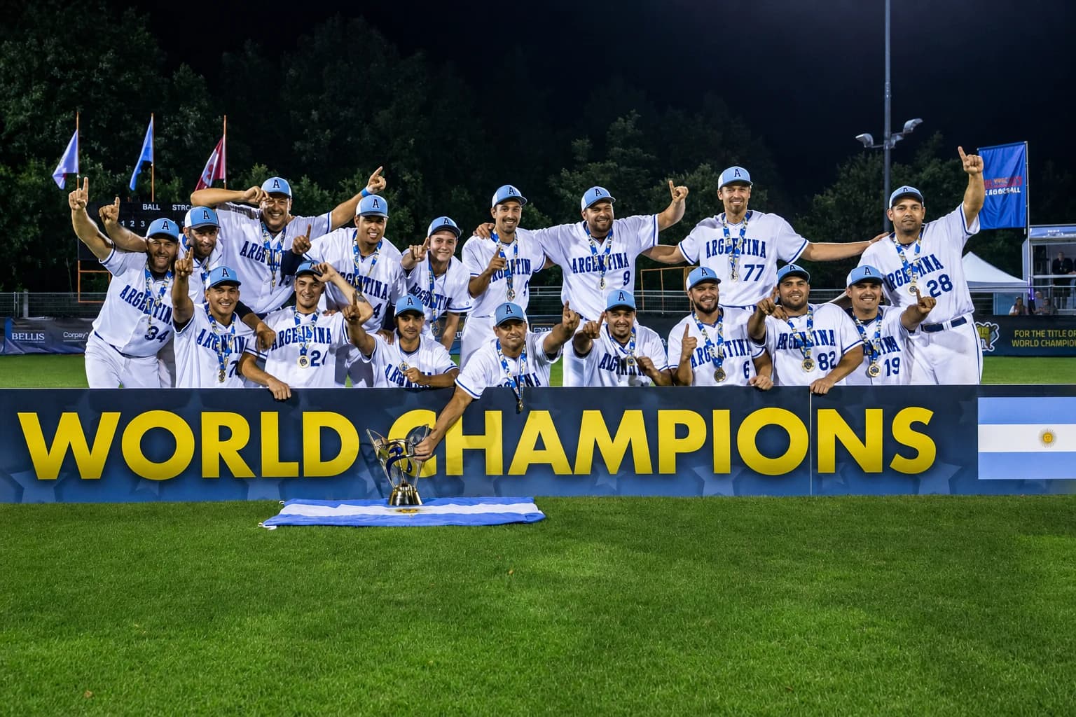 Jugadores de la Selección Argentina celebran en el campo