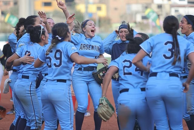 Jugadoras de la Selección Argentina celebran juntas en el campo