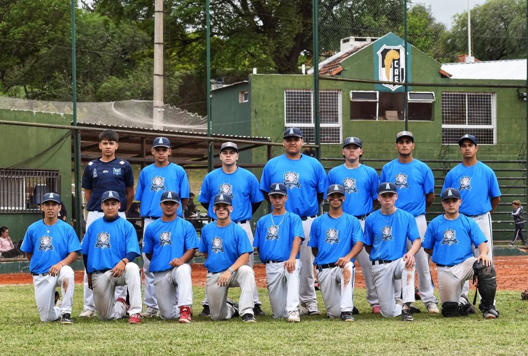 Plantel juvenil argentino de softbol en el campo de juego