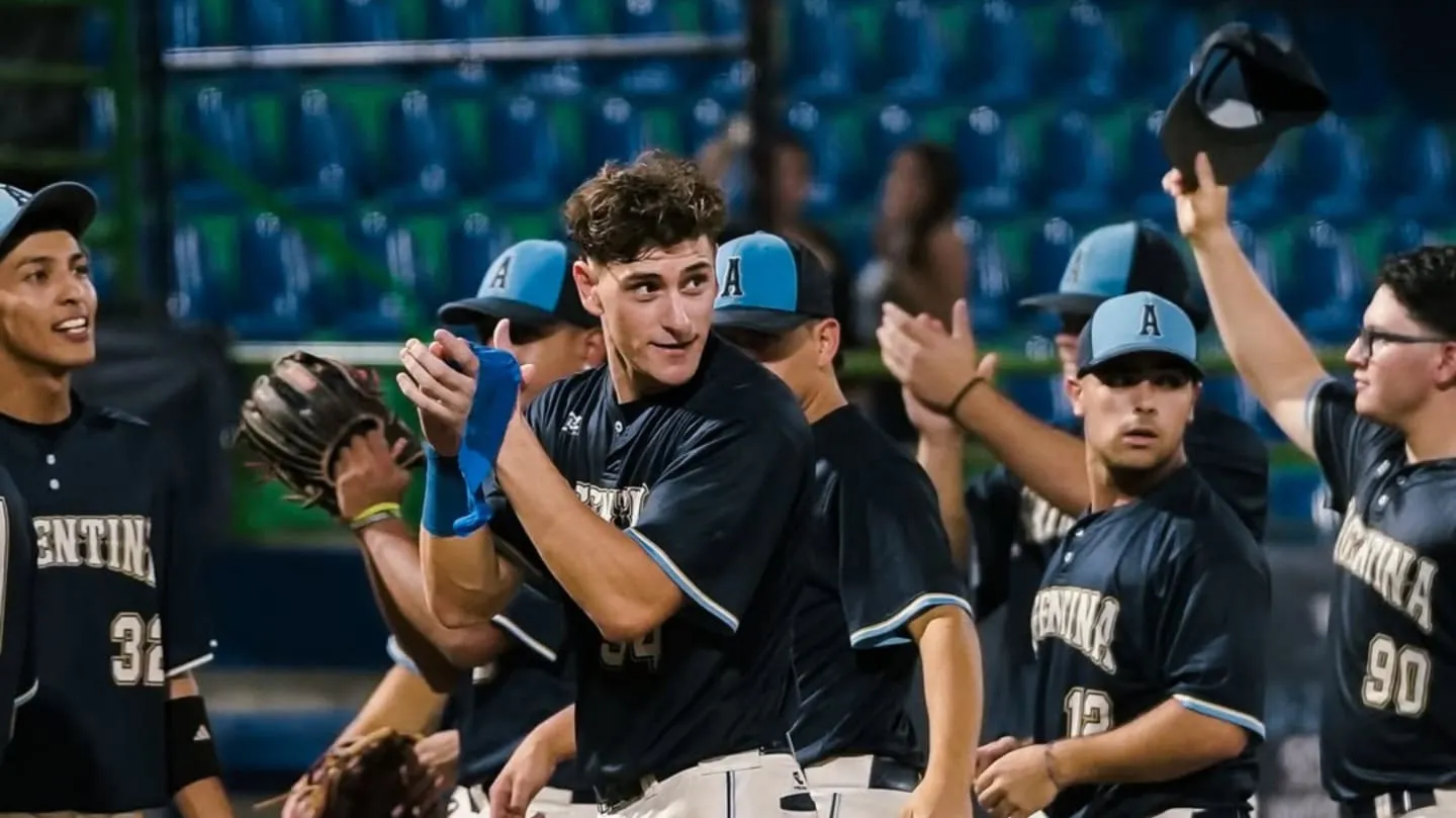 Argentina U23 softball team together at the World Cup in Sincelejo